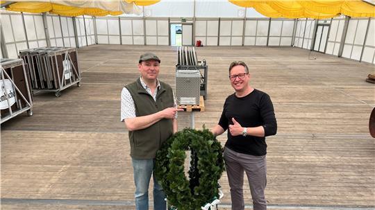 Noch ist die 4000 Quadratmeter große Festhalle leer. Das wird sich beim Tanz in den Mai des Wiepenkathener Schützenvereins dramatisch wandeln. Präsident Dennis Arnold und Organisator Dirk Ording (rechts) freuen sich darauf.