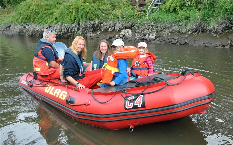 Noch ist die Lühe für eine Rundfahrt nicht tief genug: DLRG-Helfer Jan Cordes und Christin Hartmann mit Nadine Schröder, Lennart und Lena im DLRG-Schlauchboot. Foto Lohmann