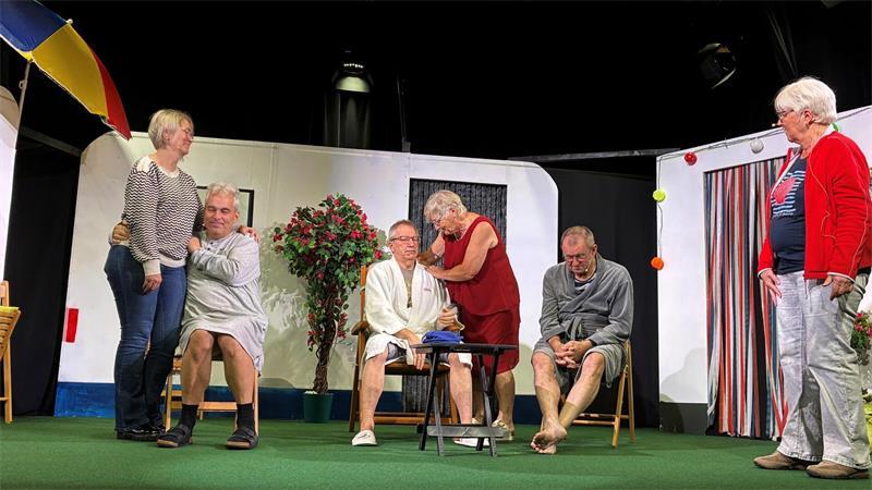 Noch ist die Welt in Ordnung: Angela Schwerdts (Sabine), Jörn Hinnerk Abbe (Waldemar), Günter Schlüter ((Markus), Angelika Loock (Luise), Werner Langen (Dieter) und Susanne Maruhn (Anita, von links).