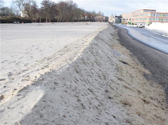 Noch ist es eine Sandwüste: An der Straße „Am Staatsarchiv“ sollen im Frühjahr die Hochbauarbeiten für das neue Finanzamt starten.
