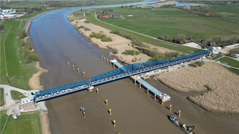 Bahn testet Öffnen und Schließen der neuen Friesenbrücke Noch ist nicht bekannt, wann genau die Brücke für den Schienenverkehr freigegeben wird.