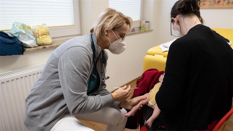 Kinderärztinnen warnen: Sparpaket gefährdet Vorsorge Noch ist nicht klar, was die neuen Gesetzesvorgaben konkret für Kinderärzte bedeuten. (Archivbild)