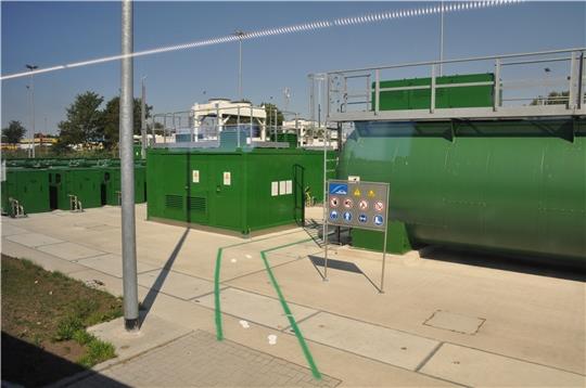 Noch kommt der Wasserstoff von der DOW aus Stade per Lkw nach Bremervörde. Bald soll eine Elektrolyse-Anlage neben der Tankstelle den Brennstoff emissionsfrei vor Ort aus Windkraft herstellen. Foto: Schmidt