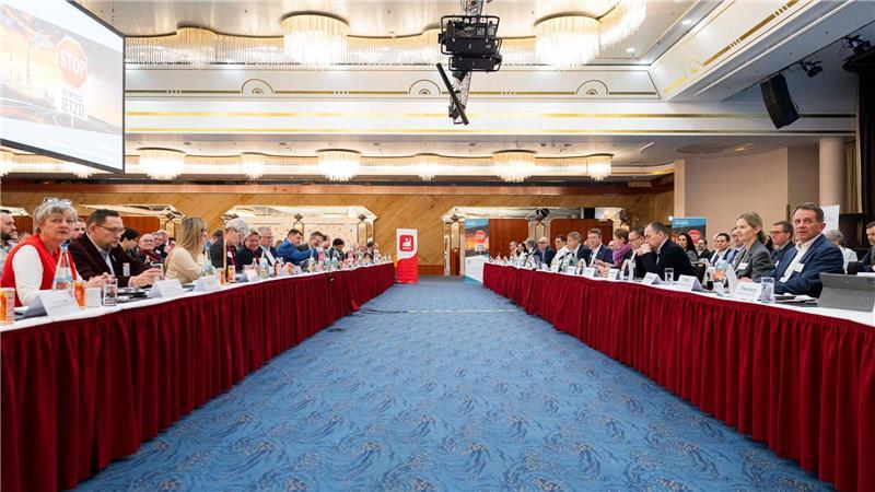 Noch liegen die Positionen beider Seiten weit auseinander.