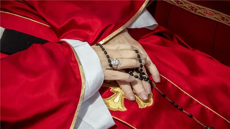 Trauerfeier mit Trump als besonderem Gast Noch liegt der tote Papst im offenen Sarg im Petersdom.