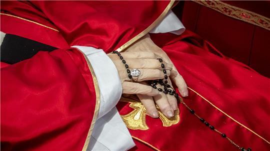 Noch liegt der tote Papst im offenen Sarg im Petersdom.