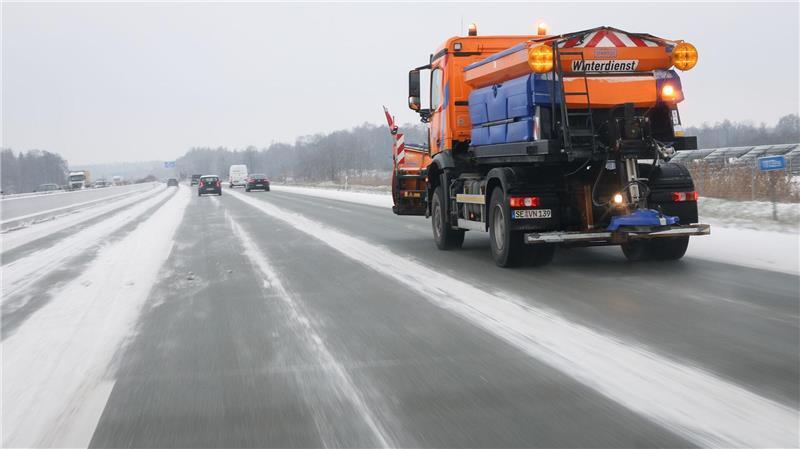 Der Winter kann kommen - Straßenmeistereien sind vorbereitet Noch liegt kein Schnee auf den Straßen - doch die Straßenmeistereien bereiten sich schon einmal vor. (Archivbild)