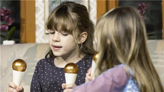 Noch liest Carlotta Schilling ihren Text ab. Zum Auftritt kann sie ihn auswendig.