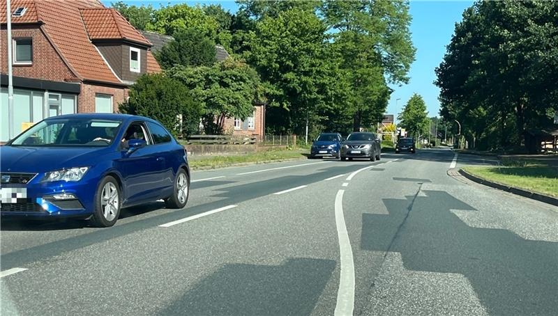Noch rollt der Verkehr auf der B 73: Das Land Niedersachsen will die Ortsdurchfahrt Agathenburg grundsanieren – unter Vollsperrung . Foto: Vasel