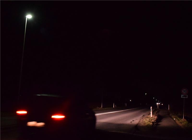 Noch sehr dunkel: Der Obstmarschenweg soll neue Lampen bekommen; umstritten ist noch, wer dafür bezahlen muss. Foto: Richter