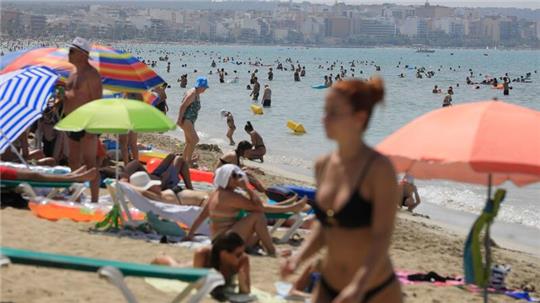 Noch sind Spaniens Strände voll. Die Branche sorgt sich aber langfristig über die möglichen Folgen von häufigeren Hitzewellen durch den Klimawandel.