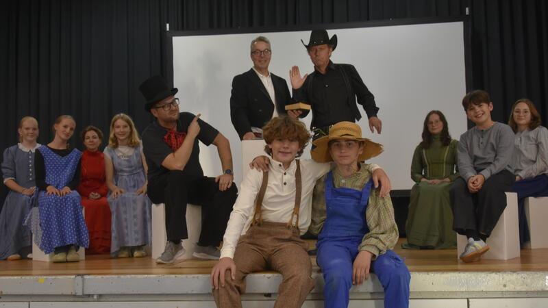 Zeugen eines Mordes: Was Tom Sawyer und Huckleberry Finn in Jork machen Noch sind alle gut drauf: Die Darsteller der Kleinen Jorker Bühne freuen sich auf die Vorstellungen.