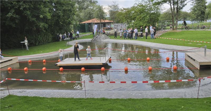 Noch sind die Grünflächen mit Absperrbändern gesichert. Einige Spielgeräte sollen in den kommenden Wochen noch aufgestellt werden.Auch die archimedische Schraube ist am Beckenrand erhalten geblieben. Fotos: Bick