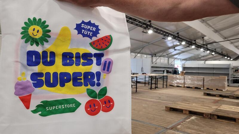 Deichbrand: So sieht der neue Festival-Supermarkt aus Noch sind die Regale des Deichbrand-Festivalsupermarktes leer. Aber das ändert sich bald.