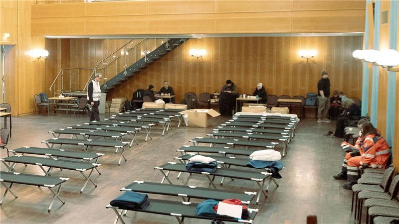 Noch sind die rund 25 Betten im Bürgersaal Zehlendorf für die Nacht nicht in Beschlag genommen.