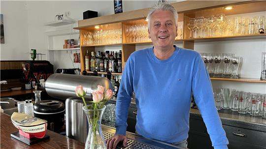 Noch steht Thomas Lautner hinter der Theke der Gaststätte am Bürgerpark in Bremerhaven.