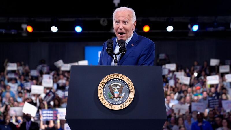 Zeit, zu gehen? - Biden nach TV-Debakel unter Druck Noch steht die erste Reihe der Demokraten geschlossen hinter US-Präsident Joe Biden. Doch die Stimmen derer, die ihn nicht mehr für den richtigen Kandidaten halten, werden lauter.