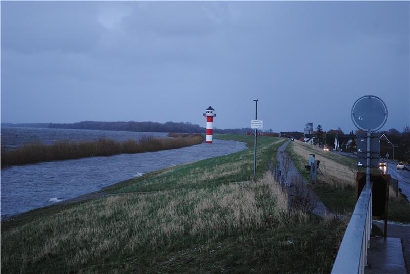 Noch trotzen sie den Sturmfluten: Die Deiche an der Elbe müssen von Cranz bis Cuxhaven klimawandelbedingt erhöht werden. Foto: Vasel