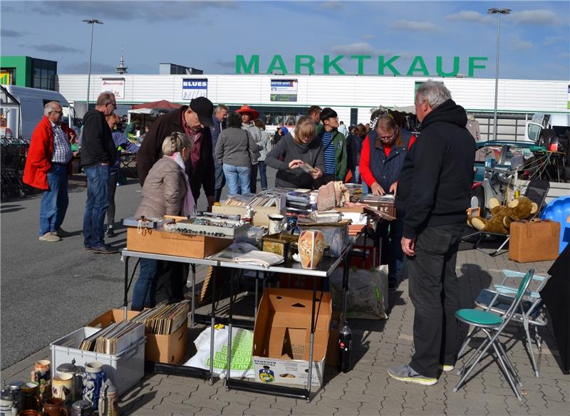 Noch um 15 Uhr tummelten sich Schnäppchenjäger auf dem Marktkauf-Parkplatz. Foto Helfferich