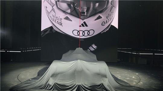 Noch verhüllt: Audi bot wenige Wochen vor seiner Formel-1-Premiere ein großes Spektakel.