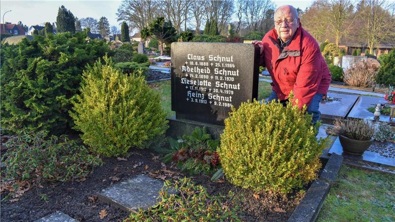 Schottergrab-Fan setzt jetzt wieder auf Pflanzenpracht Noch vor einigen Jahren hatten Heinz Wilhelm Schnut und seine Ehefrau das Familiengrab auf dem Friedhof in Langen mit weißen Schottersteinen bedeckt. Davon sind sie abgekommen. Foto: Schoener