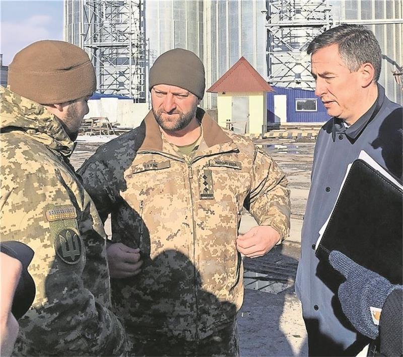 Noch vor wenigen Wochen war der Europapolitiker David McAllister in Mariupol in der Ost-Ukraine und unterhielt sich dabei unter anderem auch mit ukrainischen Soldaten. Büro McAllister