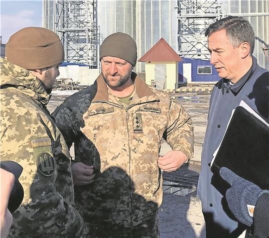 Noch vor wenigen Wochen war der Europapolitiker David McAllister in Mariupol in der Ost-Ukraine und unterhielt sich dabei unter anderem auch mit ukrainischen Soldaten. Büro McAllister
