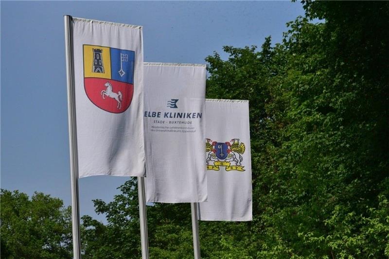 Noch wehen zwei Wappen neben dem Logo der Elbe Kliniken im Wind, denn bislang sind Landkreis Stade und Hansestadt Stade gemeinsam Gesellschafter. Das soll sich ändern. Über das Wie streitet die Politik. Foto: Beneke