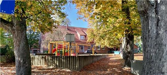 Noch werden hier Schüler unterrichtet: Die Grundschule soll Mehrzweckhaus werden, eine neue Dorfmitte soll hier entstehen. Fotos: Lohmann