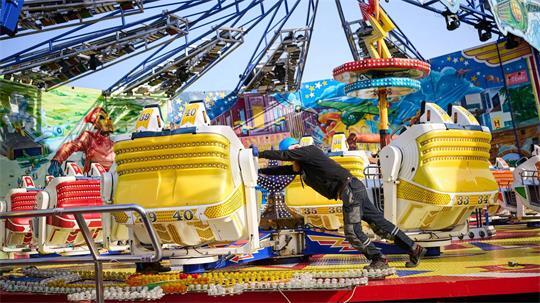 Noch werden letzte Handgriffe erledigt, bevor das Volksfest beginnt.