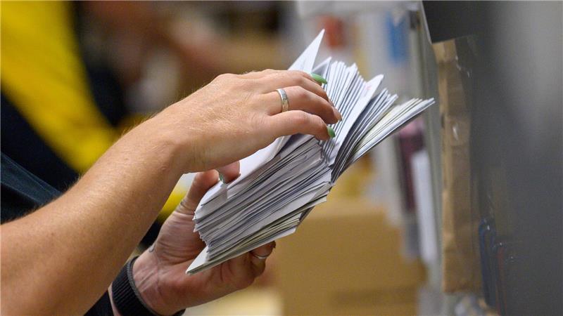 Noch werden massenhaft Briefe verschickt in Deutschland - aber wie lange noch? Hier eine Post-Mitarbeiterin in einem Zustellstützpunkt bei der Arbeit.