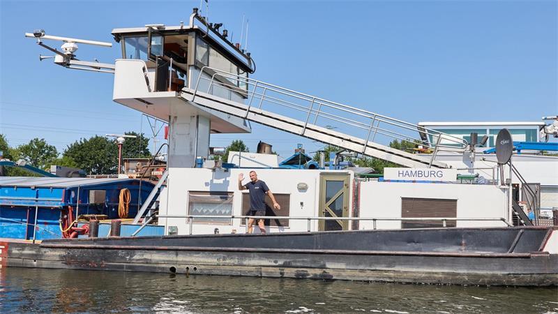 „Flusi“: In Hamburg liegt Deutschlands größte schwimmende Kirche vor Anker Nochmal winken zum Abschied. Viele Seeleute freuen sich über die kurzen Gespräche von Reling zu Reling.
