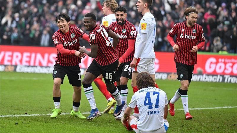 Noel Aseko (2.v.l.) feiert das zweite Tor für Hannover 96.