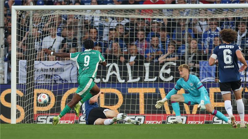 1:3 gegen Fürth: Bielefeld verpasst Sprung an die Spitze Noel Futkeu erzielt das 1:0 für Fürth, Bielefelds Maximilian Großer fälscht noch ab, Torwart Jonas Kersken ist machtlos.