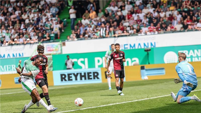Noel Futkeu (l) staubt ab zum Fürther 1:0. 