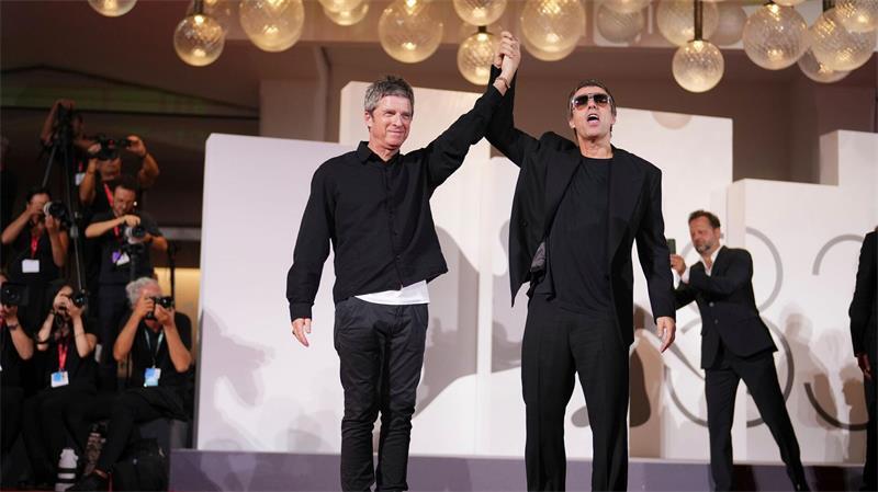 Noel Gallagher (l) und Liam Gallagher stehen am Samstag auf dem roten Teppich bei der 83. Ausgabe der Filmfestspiele von Venedig anlässlich der Filmvorführung von „Oasis: Don’t Look Back In Anger“.
