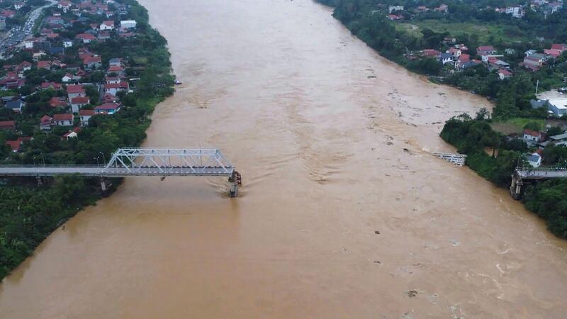 Nach Taifun: Zahl der Toten und Vermissten in Vietnam steigt Nördlich von Hanoi stürzte am Montag eine vielbefahrene Brücke in den Roten Fluss - noch immer gibt es acht Vermisste.