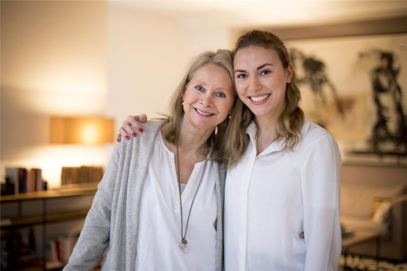 Nora Blum (rechts) hat Deutschlands erstes Online-Selbsthilfeportal gegen Depressionen und Angst gegründet. Gemeinsam mit ihrer Mutter, Diplom Psychologin Sabine Blum aus Hamburg, will die Selfapy-Gründerin Menschen bei der Selbsthilfe helfen. Foto Leona Ohsiek