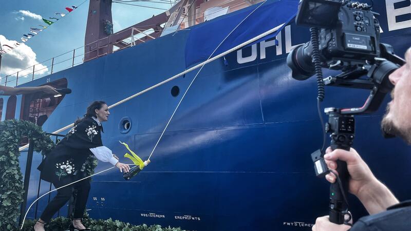 Das modernste Schwergutschiff der Welt: UHL Fable in Hamburg getauft Nora-Katrin Rolner tauft die UHL Fable.