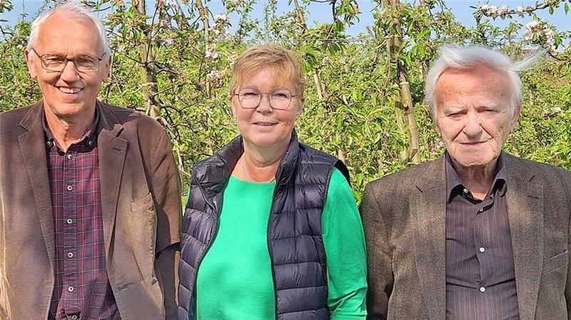 Ziel Landungsbrücken: Meilenstein für den Busverkehr im Kreis Stade Norbert Dierks (links) und Gundel Detels sind die neuen Sprecher der Bürgervertretung Neuenfelde-Francop-Cranz. Manfred Hoffmann (90) zieht sich zurück.