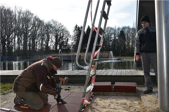 Norbert Dittmar und Niklas Mehrkens ersetzen die alten Platten um die Rutsche herum. Fotos: Felsch