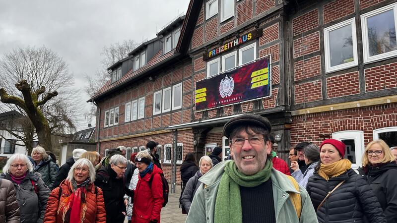 Wo die Hakenkreuzflaggen wehten: Auf den Spuren von Buxtehudes dunkler NS-Vergangenheit Norbert Fischer mit Teilnehmern des historischen Stadtrundgangs vor dem früheren HJ-Heim, dem heutigen Jugendfreizeithaus.