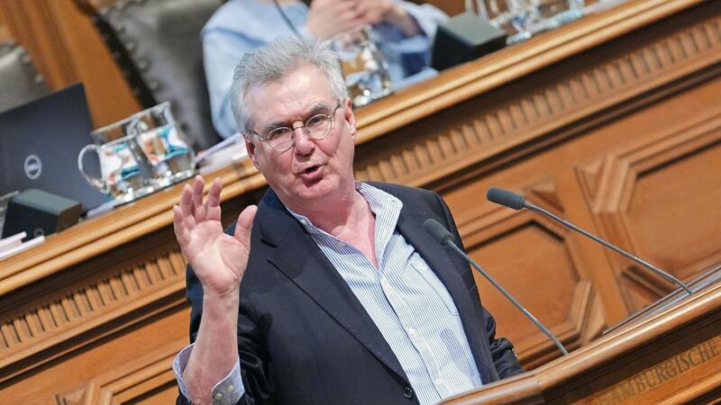Norbert Hackbusch spricht während der Sitzung der Hamburgischen Bürgerschaft im Rathaus.