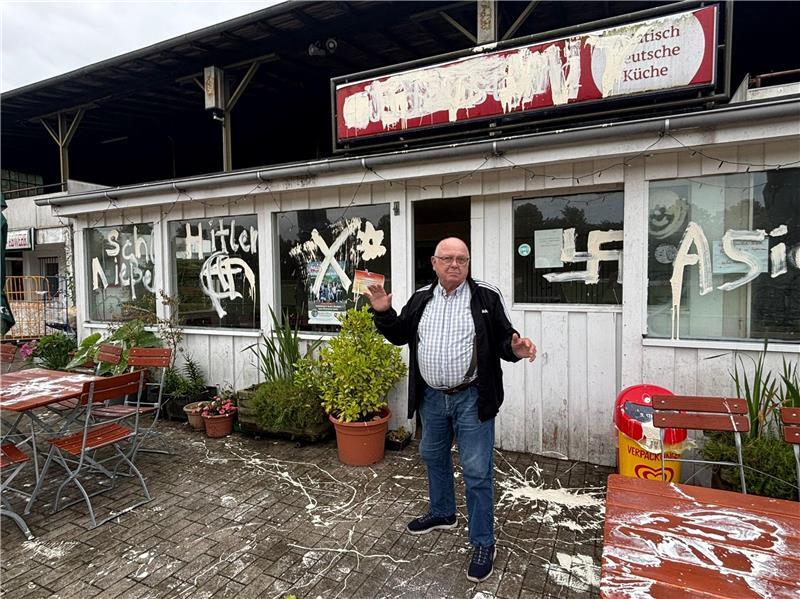 Gastwirt unter Schock: Rechte Schmierereien am Güldenstern Casino Norbert Meusel ist fassungslos. Unbekannte haben seine Gaststätte mit Farbe beschmiert.