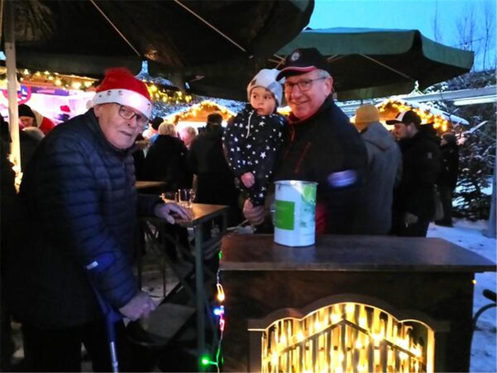 Norbert Müller (rechts) hatte eine Leierkasten-Orgel dabei. Er sammelte mit Enke...