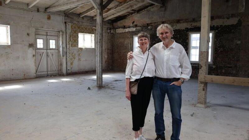 Norbert Plambeck und Schwester Tanja Plambeck von der gleichnamigen Holding in den Räumen des zukünftigen Hotels. Foto: Fischer