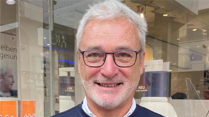 Norbert Schultze ist Inhaber der Stadt-Apotheke Nordenham. Bei Erkältungssymptomen stehen dort genügend Medikamente bereit.