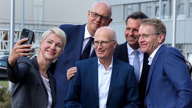 „Nord-Gipfel“ in Rostock: Die Ministerpräsidenten der fünf norddeutschen Länder treffen sich im Hafen.