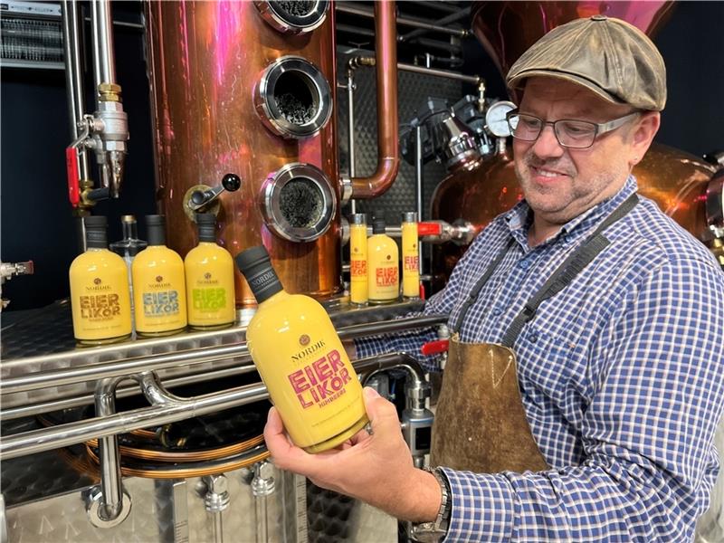 Nordik-Eigentümer Arndt Weßel freut sich: Er darf seinen Eierlikör mit höchstrichterlichem Segen weiter vertreiben. Foto: Vasel