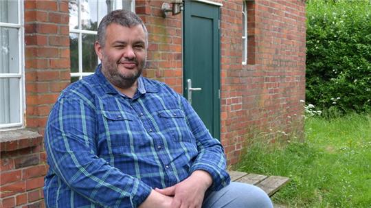 Nordkehdingens Jugendpfleger Kherim Fatnassi, genannt Balu, vor dem Jugendzentrum, das er mit aufgebaut hat.